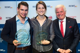 v.l.: Patrick Helmes, Britta Heidemann, FC-Präsident Werner Spinner